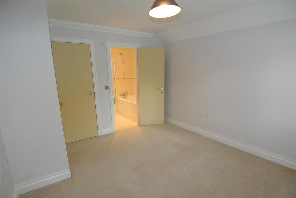 Bedroom 1b .JPG