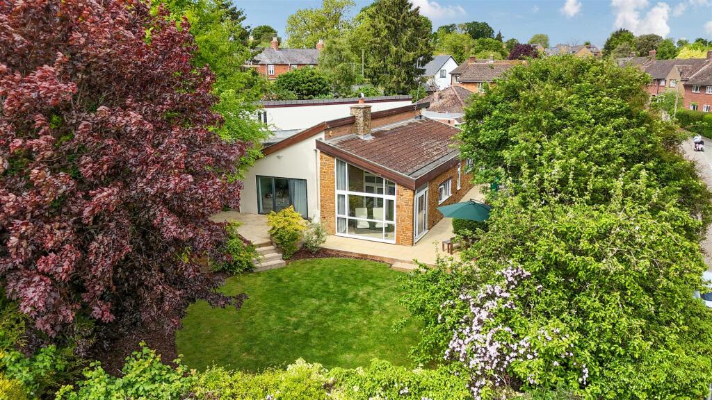 12 Bricketts lane. Flore