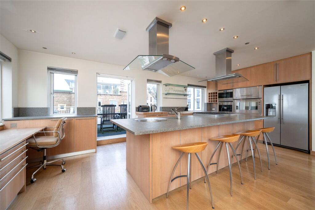 Flat 83 Mendip Court, Chatfield Road, Battersea, London, SW11 3UZ