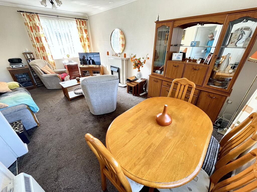 Sunshine Lounge-Dining Room