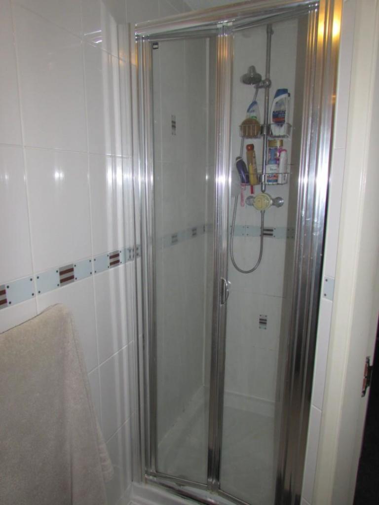 WhitewillowCl8ensuite2.JPG