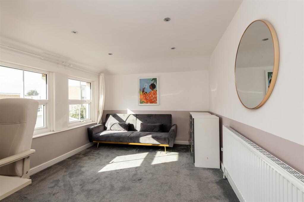 20 Old Road West bedroom2a.jpg