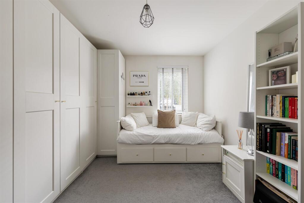 Merriam Close, E4