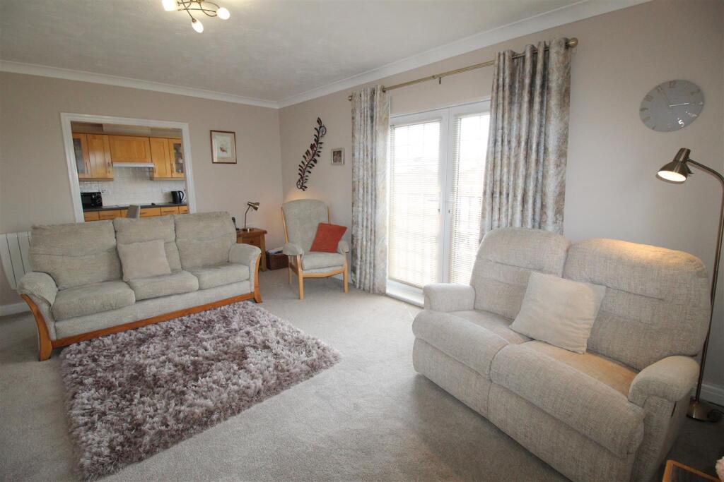 New Hampshire Court, 308, lounge 4.JPG