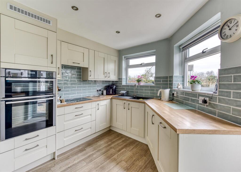 66 Sedgley Road-kitchen1 FEB25.jpg