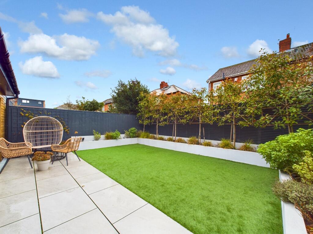 CAM02195G0-PR0057-STILL044