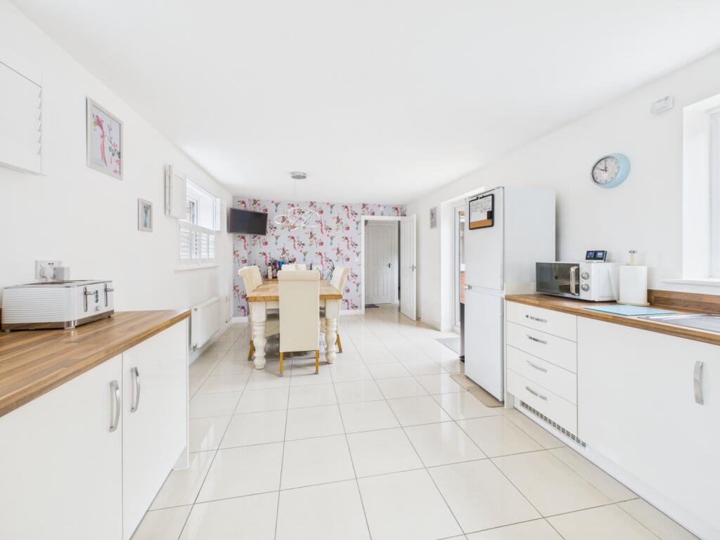 9. CAM04922G0-PR0070-STILL011