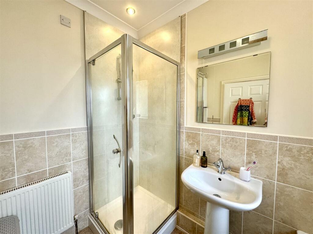 EN-SUITE SHOWER ROOM
