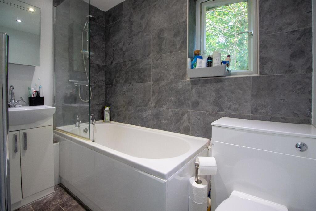 7a Heath Close - Bathroom.jpg