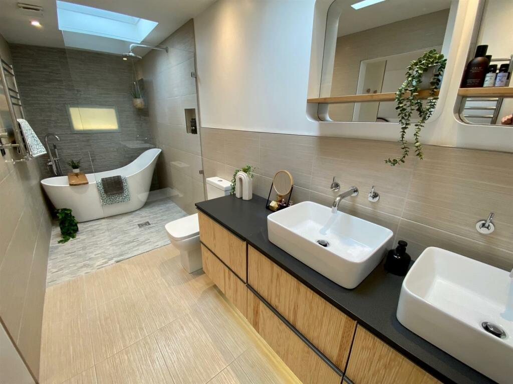 priory way 78 ensuite main.jpg