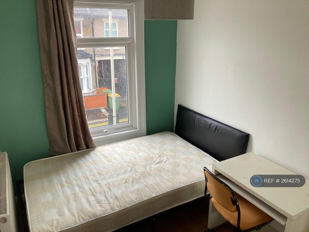 Bedroom Nr 5 With Built In Wardrobe