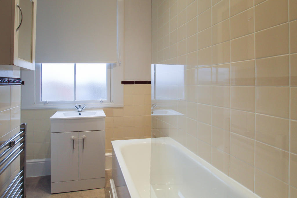5.bathroom.jpg