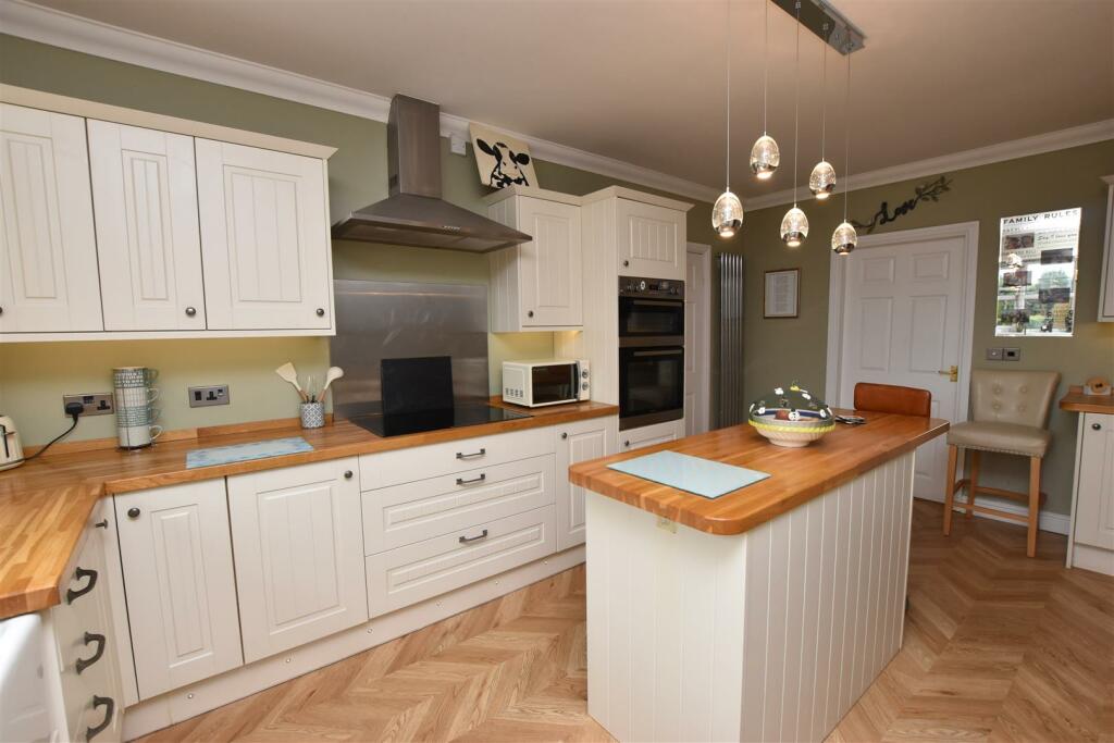 KITCHEN/BREAKFAST ROOM