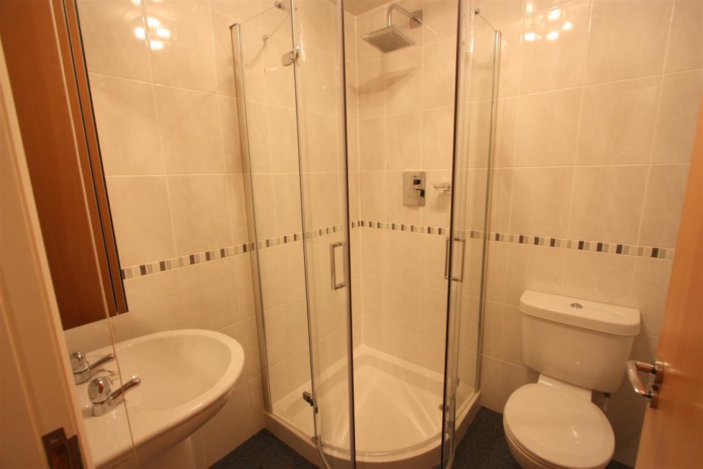 21 Pentire Heights Shower Room