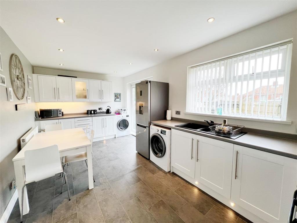 Kitchen pic 1.jpg