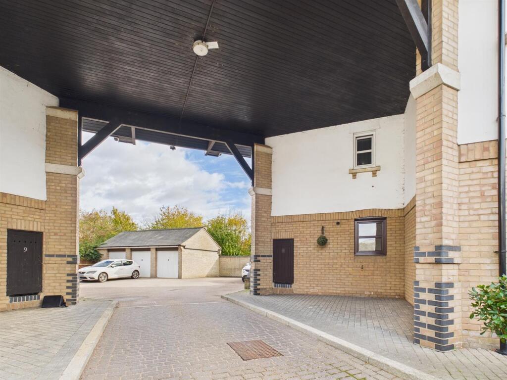 Garden &amp; Parking: