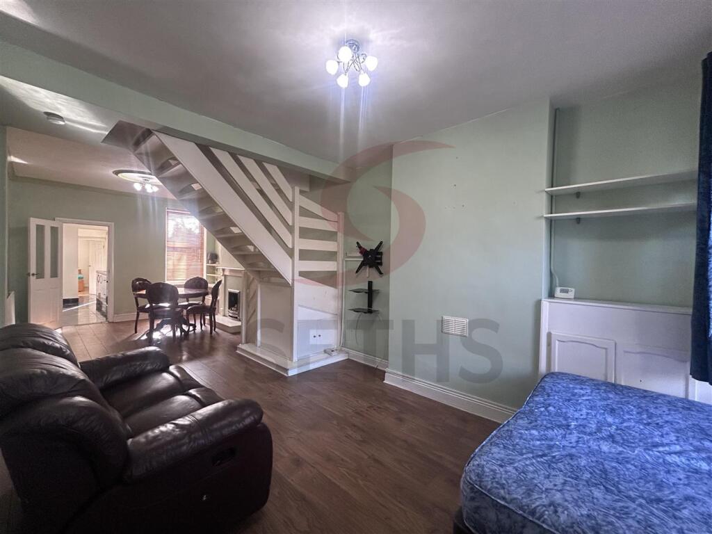 Lounge/Dining Area