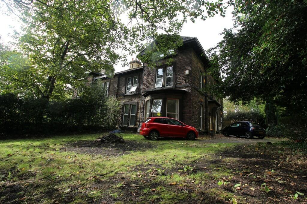 Charming traditional detached house set in a le...