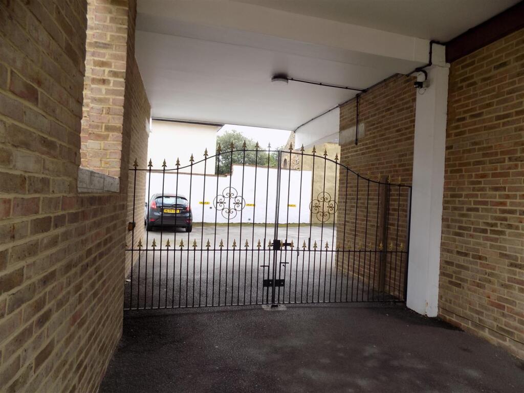 flat 4 charlotte 1.jpg