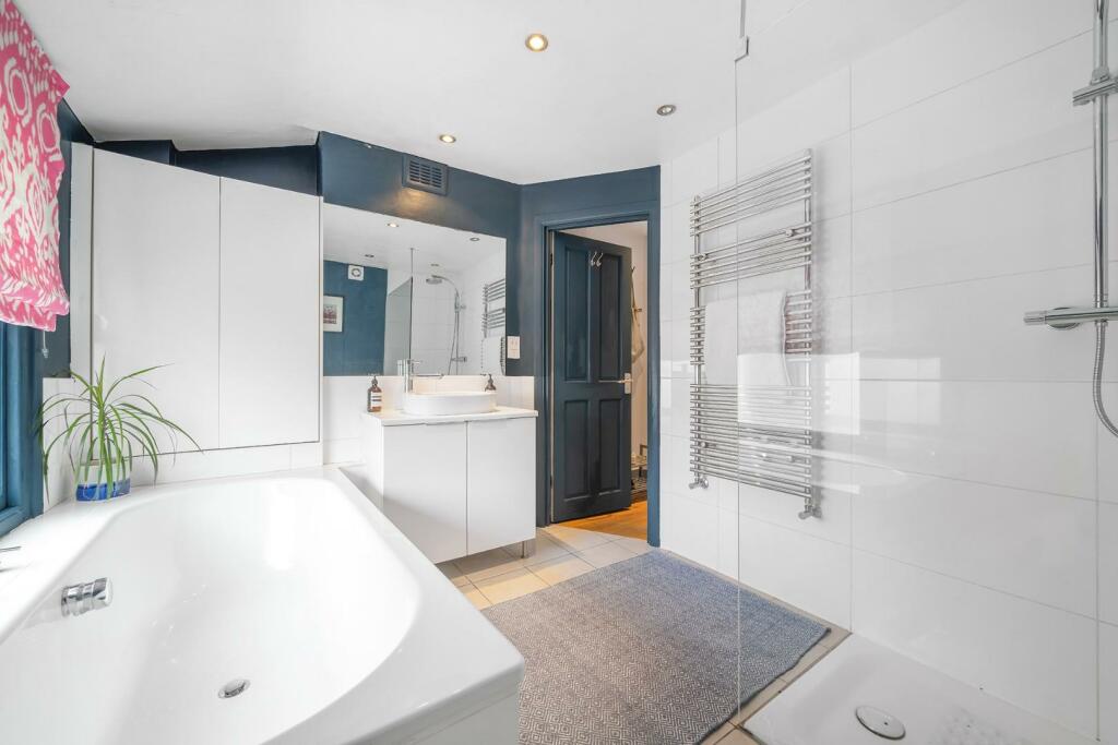 Bathroom (2).jpg