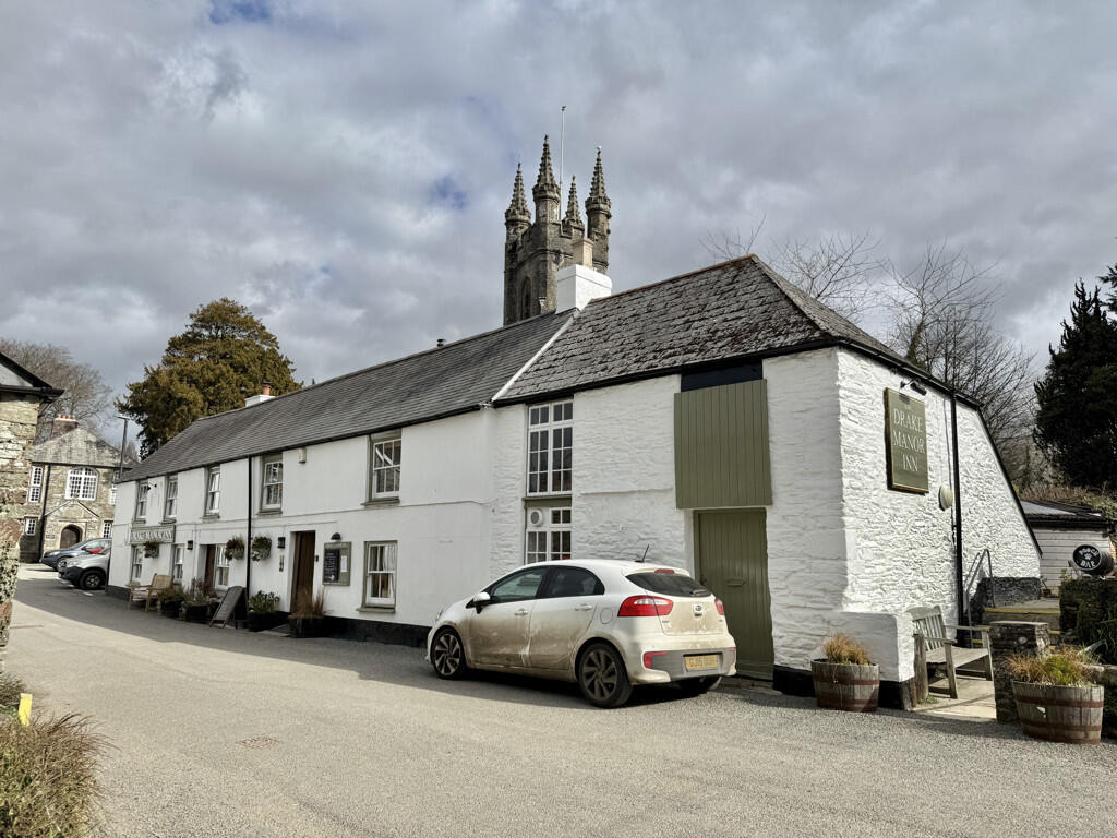 Local Pub - The Drake Manor Inn