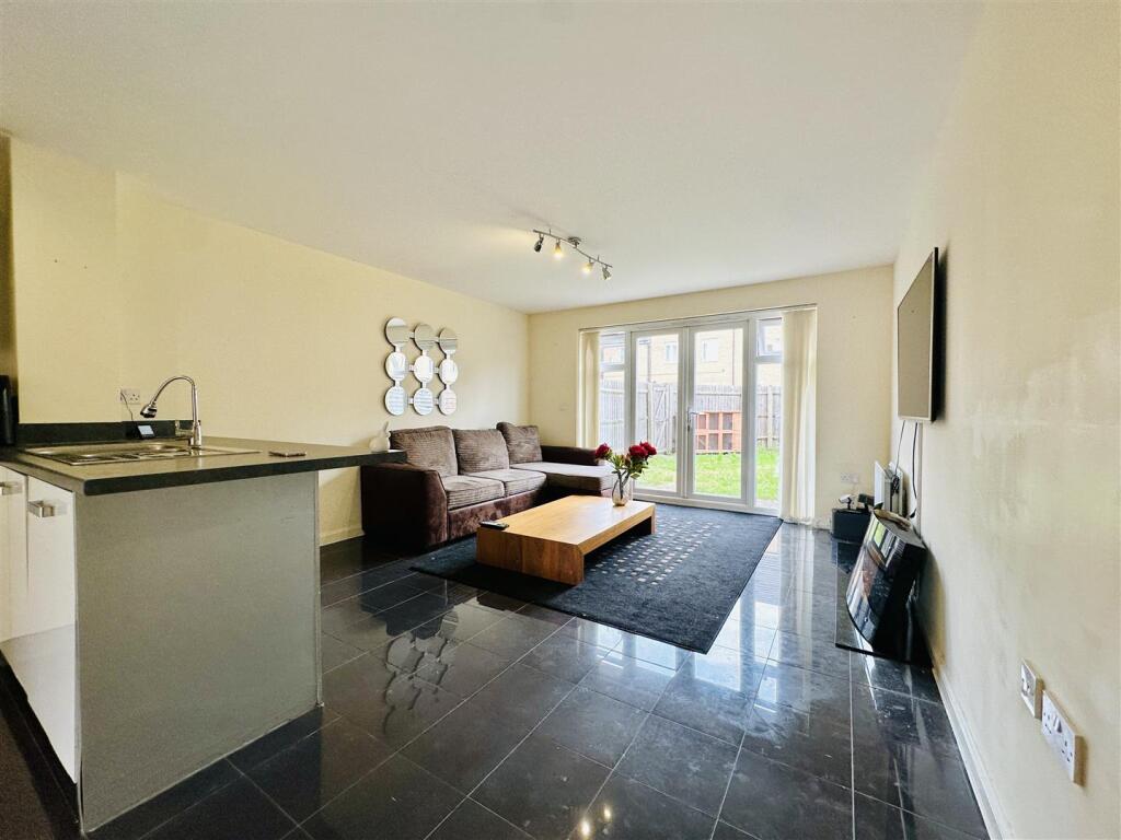 LOUNGE &amp; KITCHEN