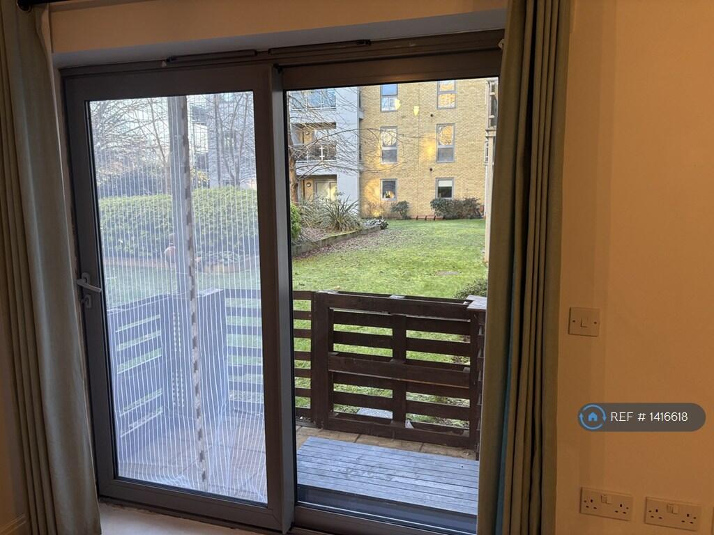 Patio &amp; Access To Closed Communal Gardens