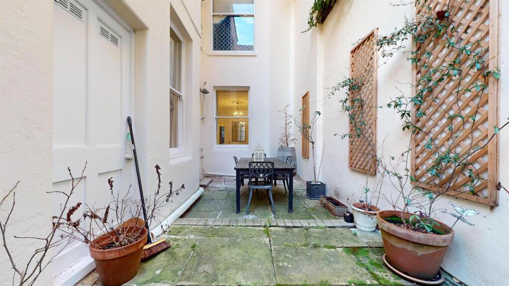Flat 1 167 CRMaincourtyard3.jpg