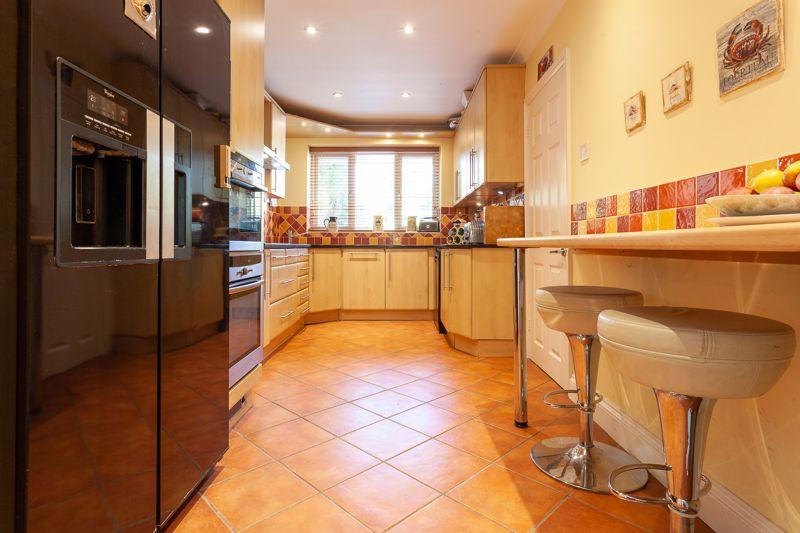 Fitted Kitchen with Breakfast bar