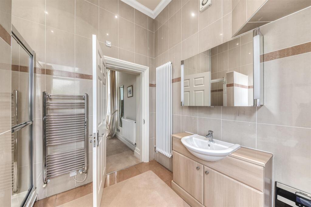 Superbly Appointed En-Suite Bathroom
