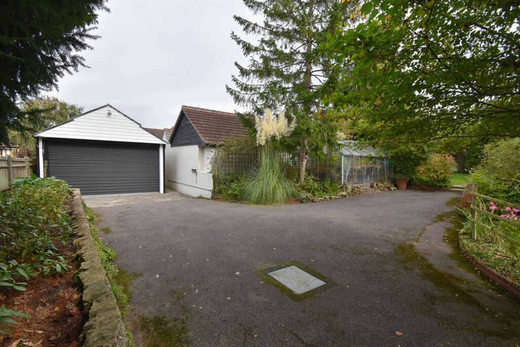 Off road parking/garage