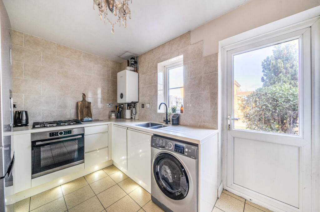 1384846-7-6925aa8...