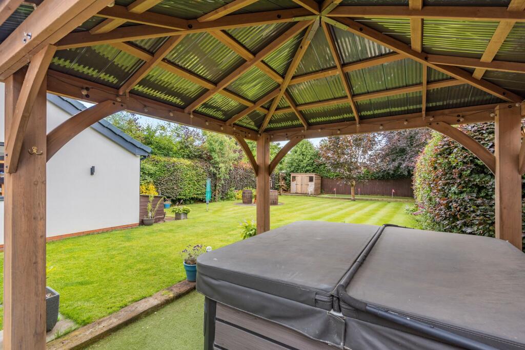 REAR/HOT TUB