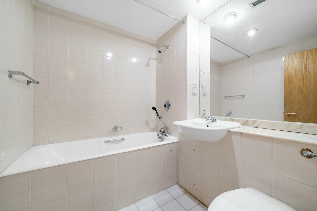 Bedroom 3 ensuite.JPG