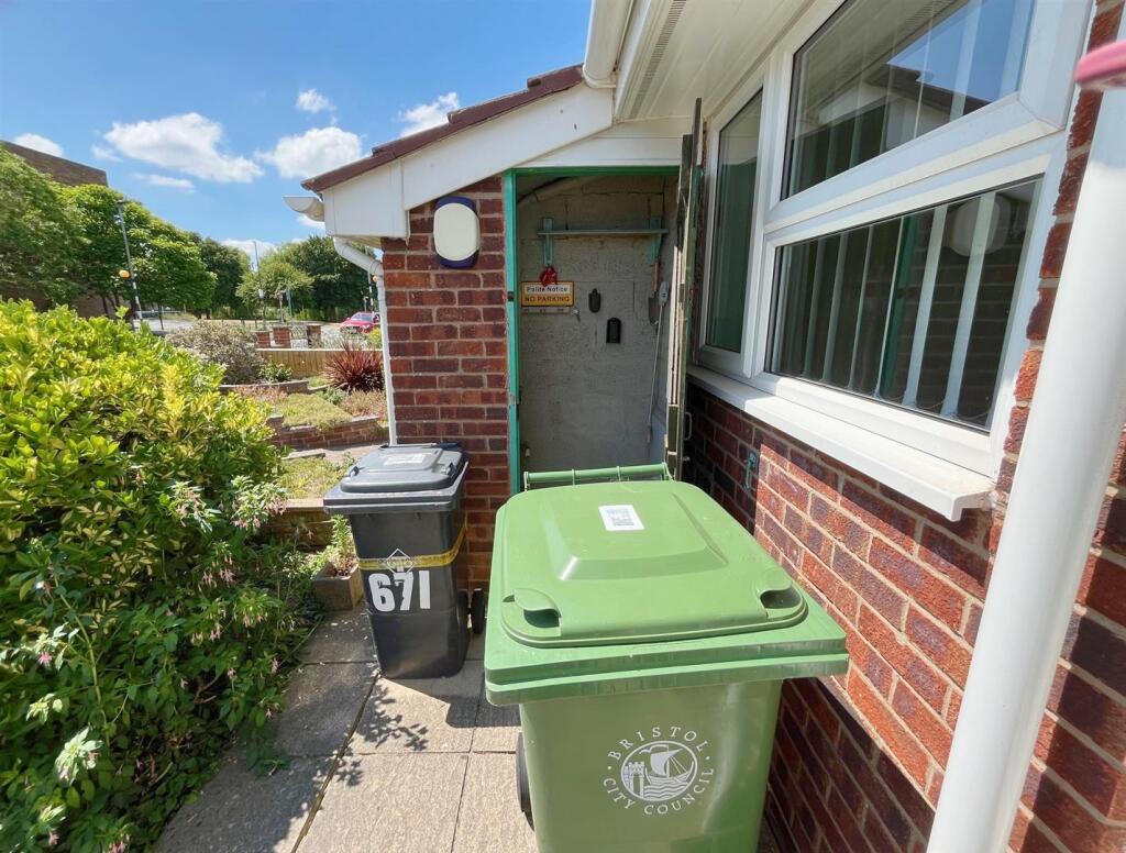 Storage cupboard in front garden.jpg