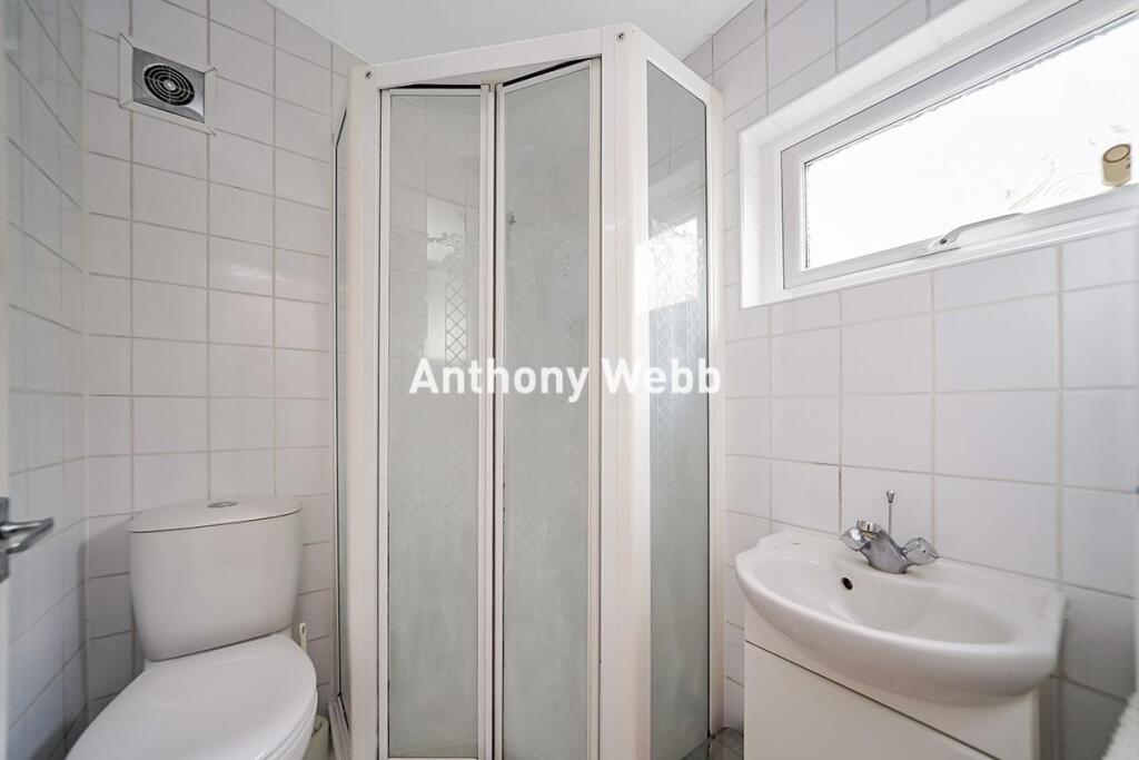Ground shower room