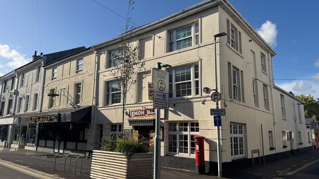 4 bedroom flat to let