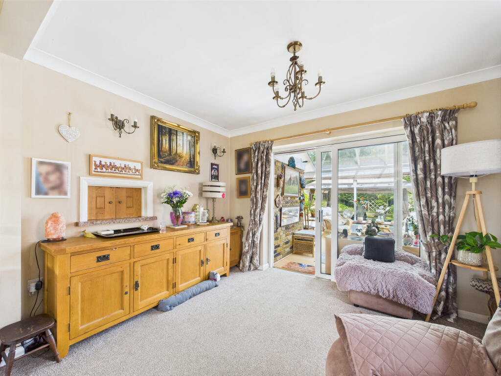 CAM01354G0-PR0500-STILL005