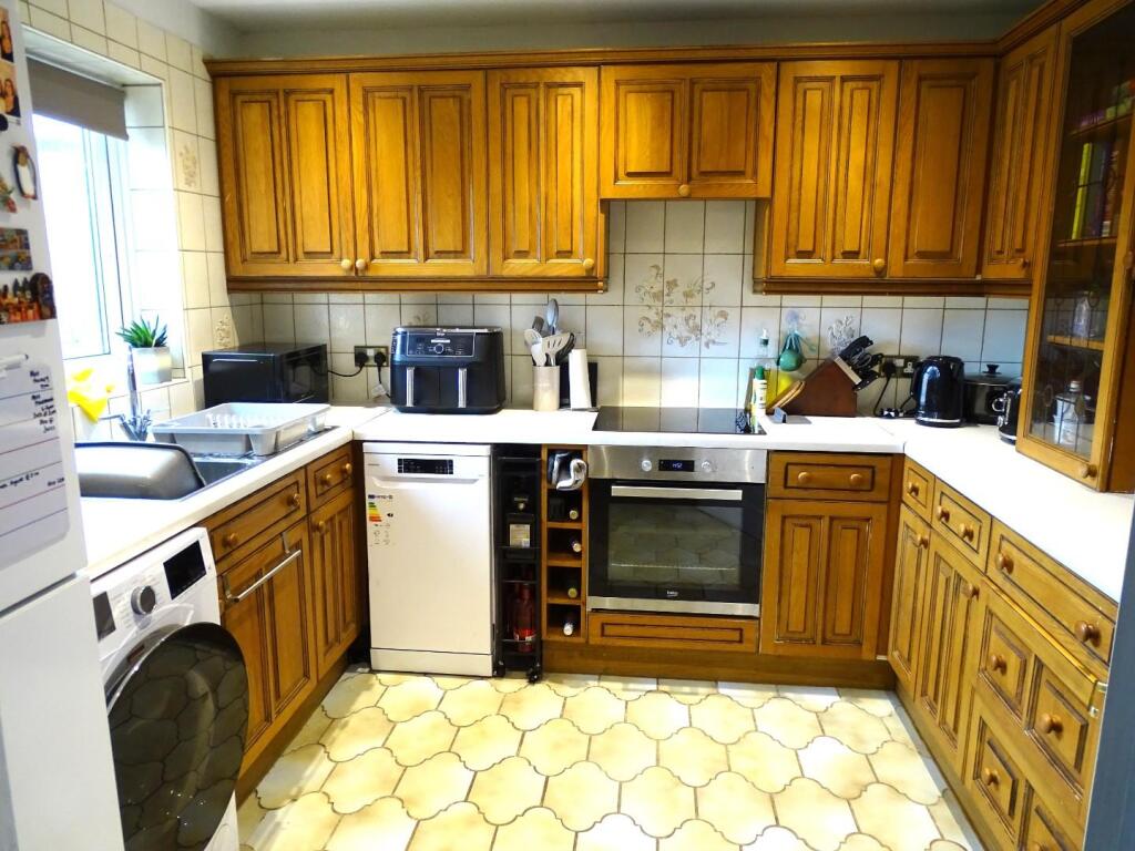 GOOD SIZE KITCHEN