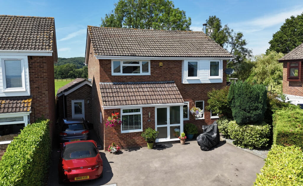 Immaculately Presented &amp; Extended Five Bedroom Fa