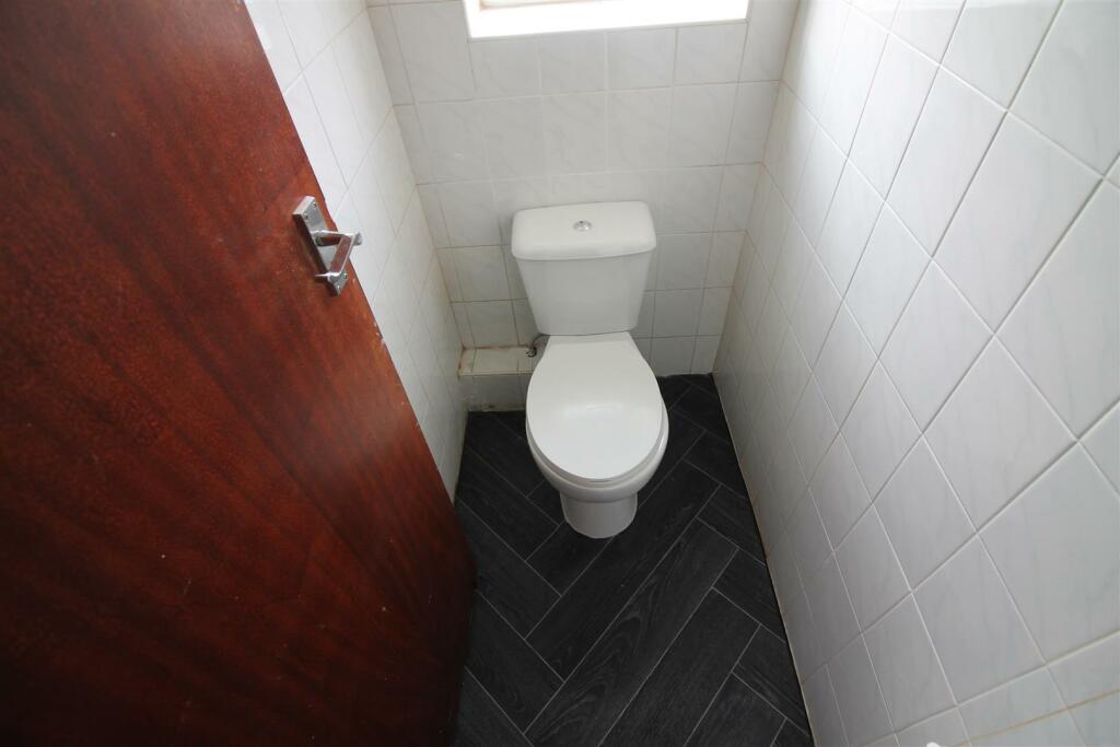 12EM- Toilet.JPG