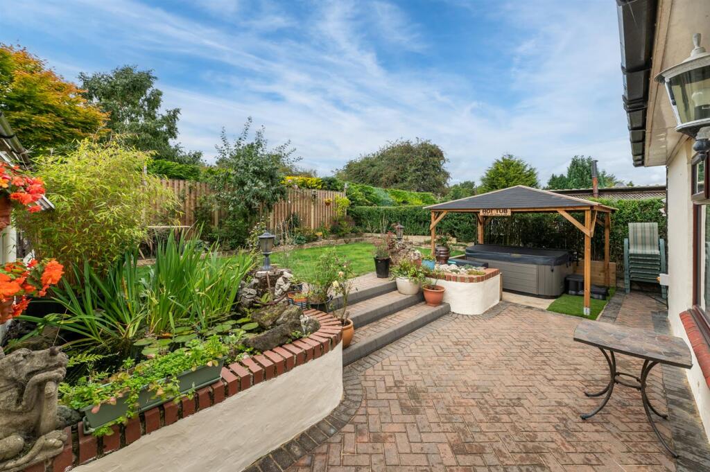 Rear Garden &amp; Hot Tub
