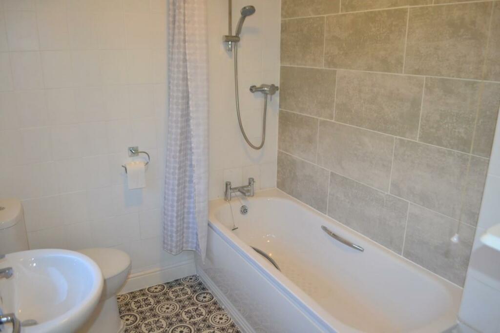 bathroom (Medium).JPG