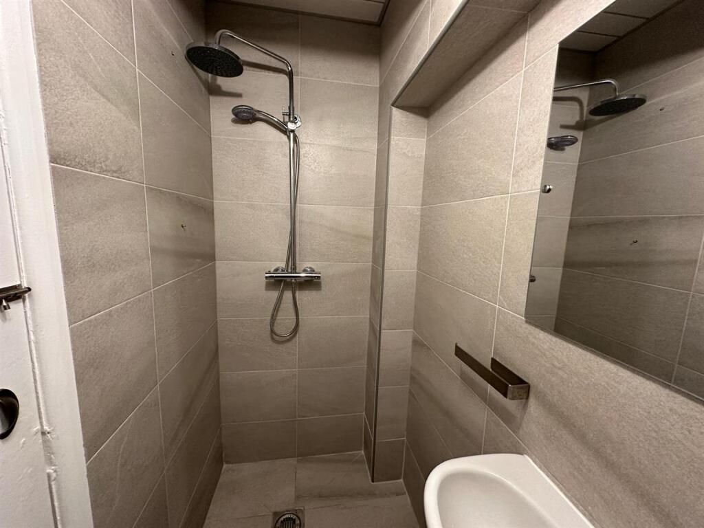 9 Tamar wc shower .jpg