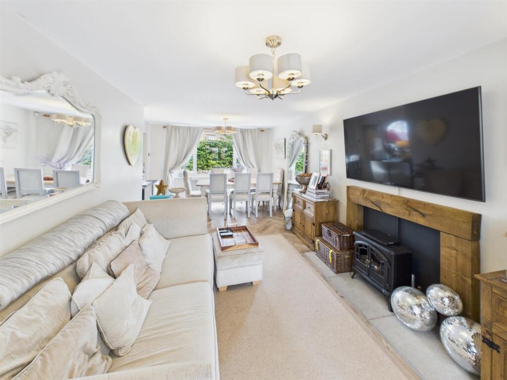 Spacious Lounge/Dining Room