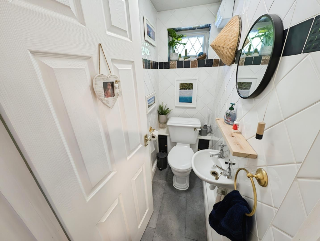 9 Templar cloakroom.png