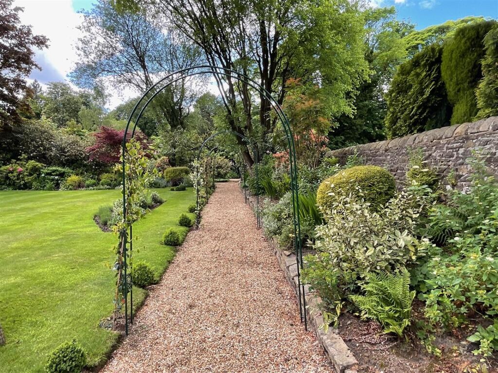 Enclosed Courtyard &amp; Grounds