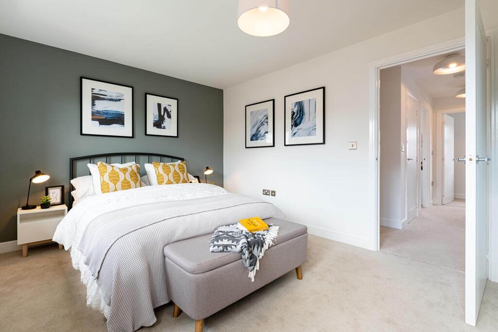 Double bedroom looks out onto the garden