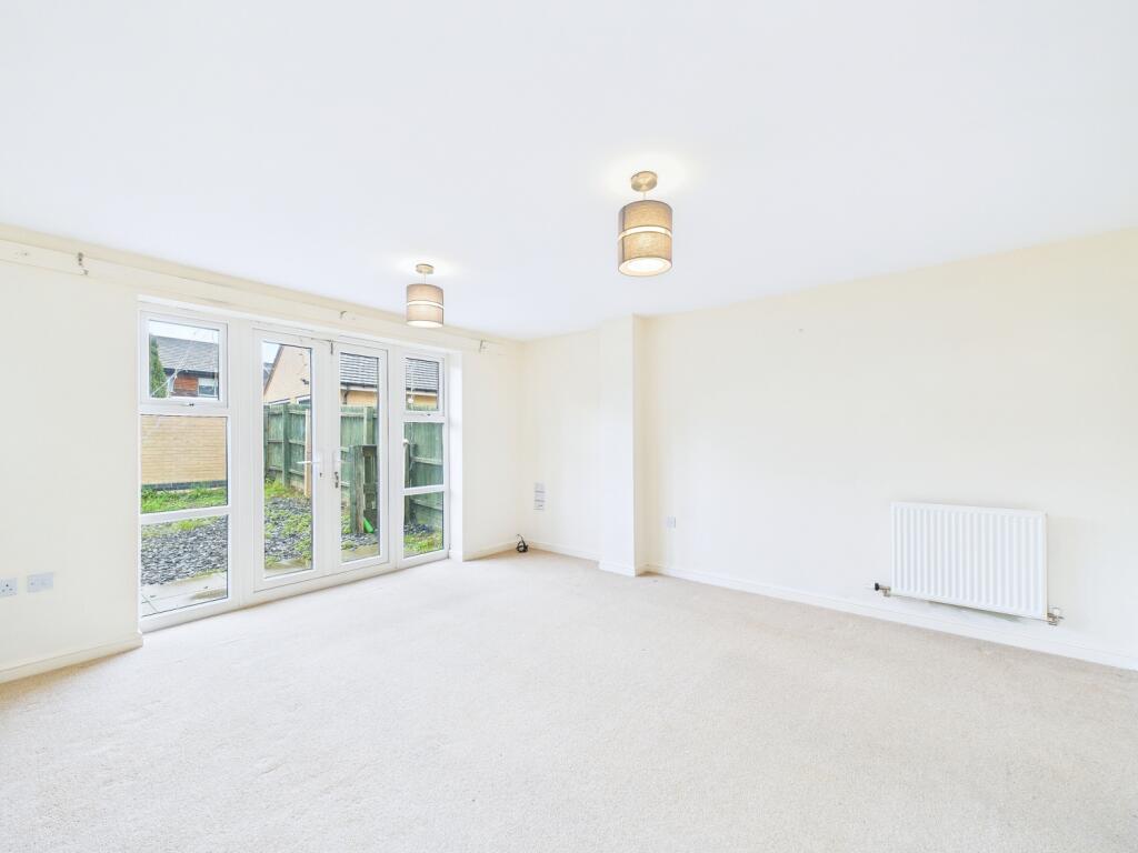 CAM01909G0-PR0417-STILL006