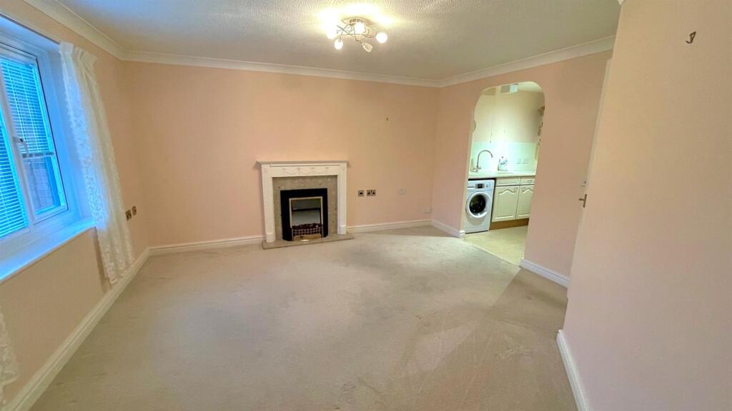 penrhyn ct 26 lounge pic 2.jpg